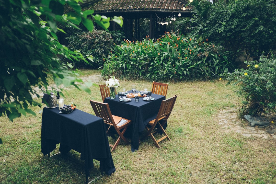 a-table-set-for-dinner-in-a-lush-garden-xcz29x-31je